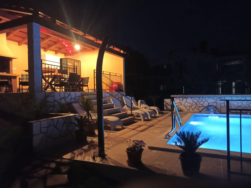 Pool am Abend mit Sommerhaus